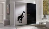 Szafa z drzwiami przesuwnymi Twister z grafiką żyraf biały połysk + czarny połysk